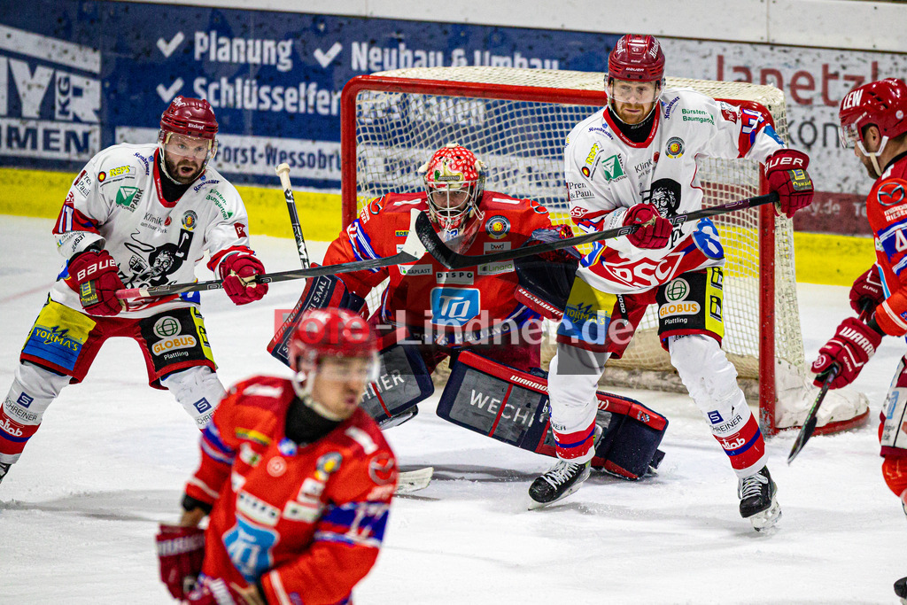 EC Peiting vs Deggendorfer SC | Eishockey Oberliga Süd Vorrunde 2024/2025, EC Peiting vs Deggendorfer SC, 20241228,Warten auf den Schuss, vor dem Tor,2024-12-28 in Peiting (Eisstadion)Curtis LEINWEBER (DSC 11), Andreas MAGG (ECP Goali 32), Marco BASSLER (DSC 44)Copyright: WolfgangxLindner foto-lindner.de