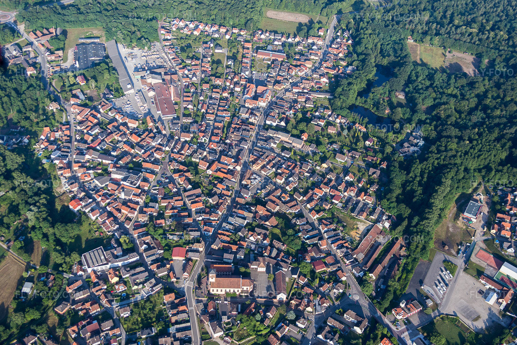 Aerial view: View of the streets and houses in the residential areas in Soufflenheim in the state Bas-Rhin, France. – Photo: IMG_082919.jpg taken on 06/26/2015 by Werner Riehm/FLY-FOTO.com – Resolution of the original: 5472 x 3648 px