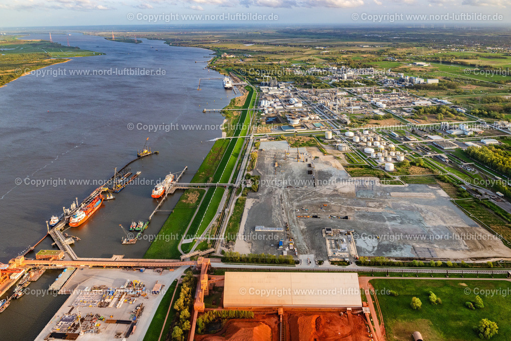 Stade_Bützfleth_LNG_Terminal_Baustelle_ELS_1523140424 | STADE 14.04.2024 Baustellen zum Ausbau der Wasserbrücke mit Leitungssystemen des LNG Erdgas und Flüssiggas- Terminal und Entladekai und AOS Raffinerie- Werksgelände an der Straße Am Seehafen im Ortsteil Bützfleth in Stade im Bundesland Niedersachsen, Deutschland. Weiterführende Informationen bei: AOS Aluminium Oxid Stade GmbH,  Dow Deutschland Anlagengesellschaft mbH,  Hafenbetriebs GmbH & Co. KG,  Hanseatic Energy Hub GmbH. // Construction site of Water bridge with line systems of the LNG natural gas and liquid gas terminal and unloading quay and AOS Raffinerie- Werksgelaende on street Am Seehafen in the district Buetzfleth in Stade in the state Lower Saxony, Germany. Further information at: AOS Aluminium Oxid Stade GmbH,  Dow Deutschland Anlagengesellschaft mbH,  Hafenbetriebs GmbH & Co. KG,  Hanseatic Energy Hub GmbH. Foto: Martin Elsen