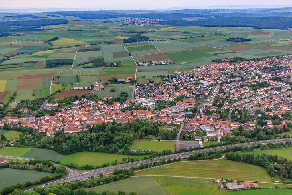 Luftbild: Ortsansicht jenseits der B303 in Niederwerrn im Bundesland Bayern in Deutschland.Foto: IMG_65899.jpg vom 30.05.2014 durch Werner Riehm/FLY-FOTO.deAuflösung des Originals: 4752 x 3168 px