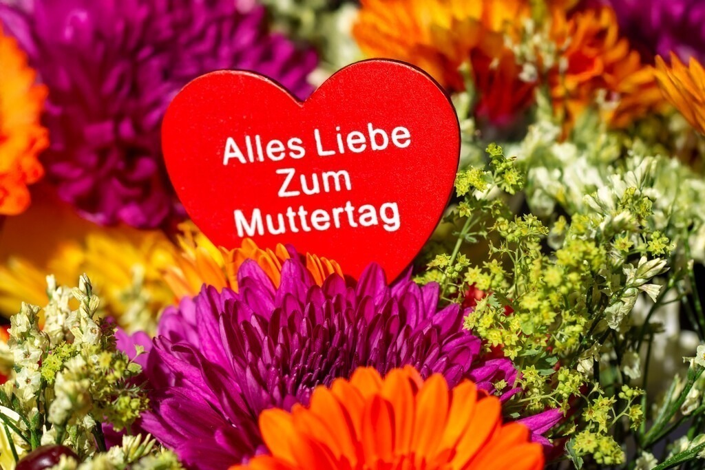 Muttertag 2025 - Alles Liebe zum Muttertag | Blumenstrauß mit rotem Steckherz mit der Aufschrift ALLES LIEBE ZUM MUTTERTAG - Realisiert mit Pictrs.com