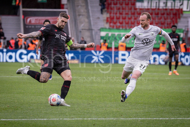 German Bundesliga, Bayer 04 Leverkusen vs. VfL Wolfsburg, 04.04.2026 | LEVERKUSEN, GERMANY - APRIL 4, 2026 :  Robert Andrich (Bayer 04 Leverkusen, 8), Maximilian Arnold (VfL Wolfsburg, 27) during the German Bundesliga match on gameday 28 between Bayer 04 Leverkusen vs. VfL Wolfsburg at BayArena on April 4, 2026 in Leverkusen, Germany. DFL REGULATIONS PROHIBIT ANY USE OF PHOTOGRAPHS AS IMAGE SEQUENCES AND/OR QUASI-VIDEO.