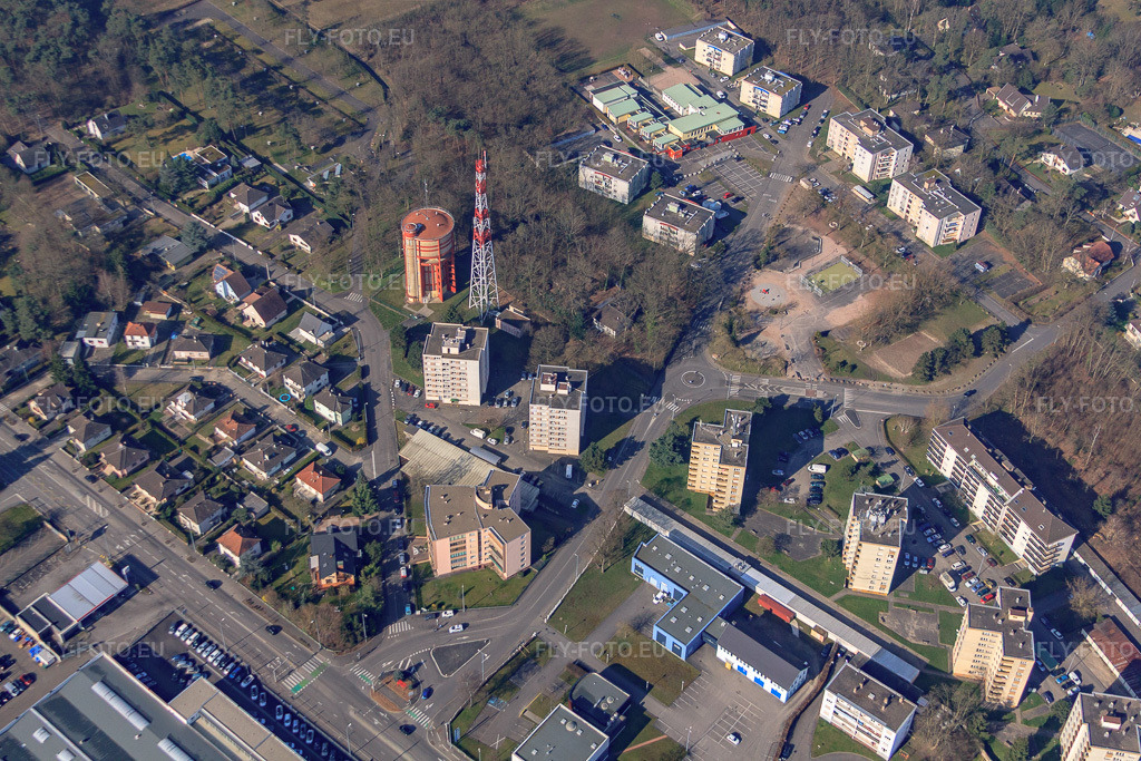 Vue aérienne: Le quartier des Pins avec son château d'eau et son pylône radio à l'antenne CSC Robert Schuman des Pins à le quartier Les Pins St-Gerard in Hagenau dans le département Bas Rhin, France.Photo: IMG_62836.jpg prise le 09/03/2014 par Werner Riehm/FLY-FOTO.euRésolution de l'original: 4752 x 3168 pxCSC HAGUENAU - ROBERT SCHUMAN