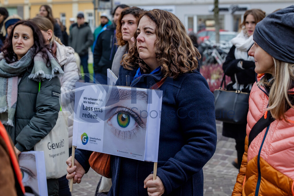 R06_1940 | 29.NOV.24-Protestmarsch gegen Gewalt-Copyright: Katholische Kirche Kärnten/Denk Dich Neu/Trainproduction/Matthias Trinkl