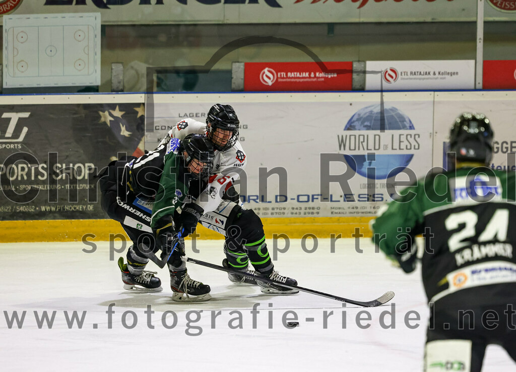 2022-11-06_029_TSV_Erding_gegen_EHC_Koenigsbrunn | Erding, Deutschland, 06.11.2022:
Eishockey, Bayernliga 2022 / 2023, 11. Spieltag, TSV Erding gegen EHC Königsbrunn, Endergebnis: 1:7

Erik Modlmayr (Erding Gladiators, #21), Marco Sternheimer (EHC Königsbrunn, #6)

Foto: Christian Riedel / fotografie-riedel.net