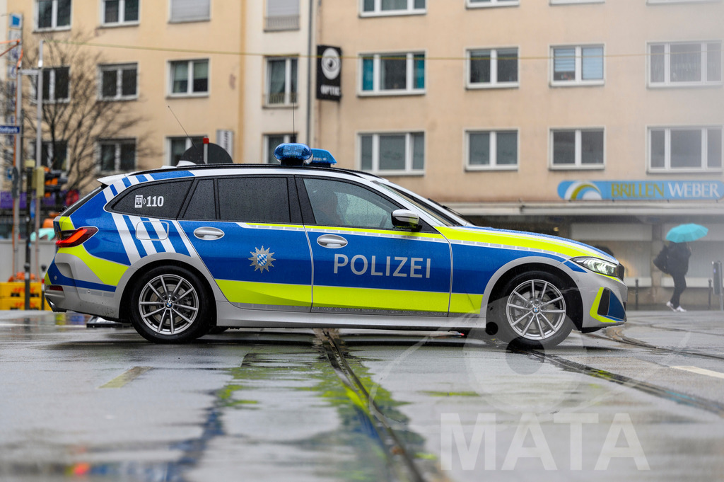 _DWA2210 | Trotz Nieselregen schlängelte sich der „Gaudiwurm“ am Sonntag durch die Nürnberger Innenstadt an tausenden Faschingsfans vorbei.  Nürnberg, 11.02.2024 - Realisiert mit Pictrs.com