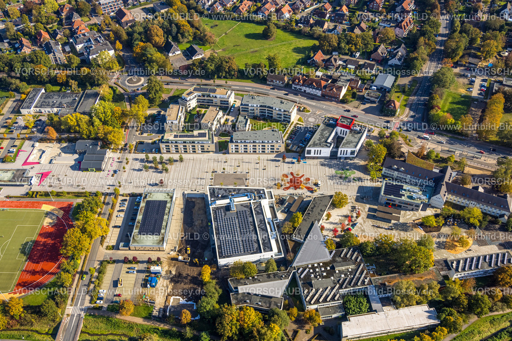 Selm241011562 | Luftbild, Campusplatz Süd mit Stauferstele, Haus am Campus Senioren WG, Jobcenter, Stadt. Gymnasium, Graffiti auf dem Platz, Selm, Münsterland, Nordrhein-Westfalen, Deutschland