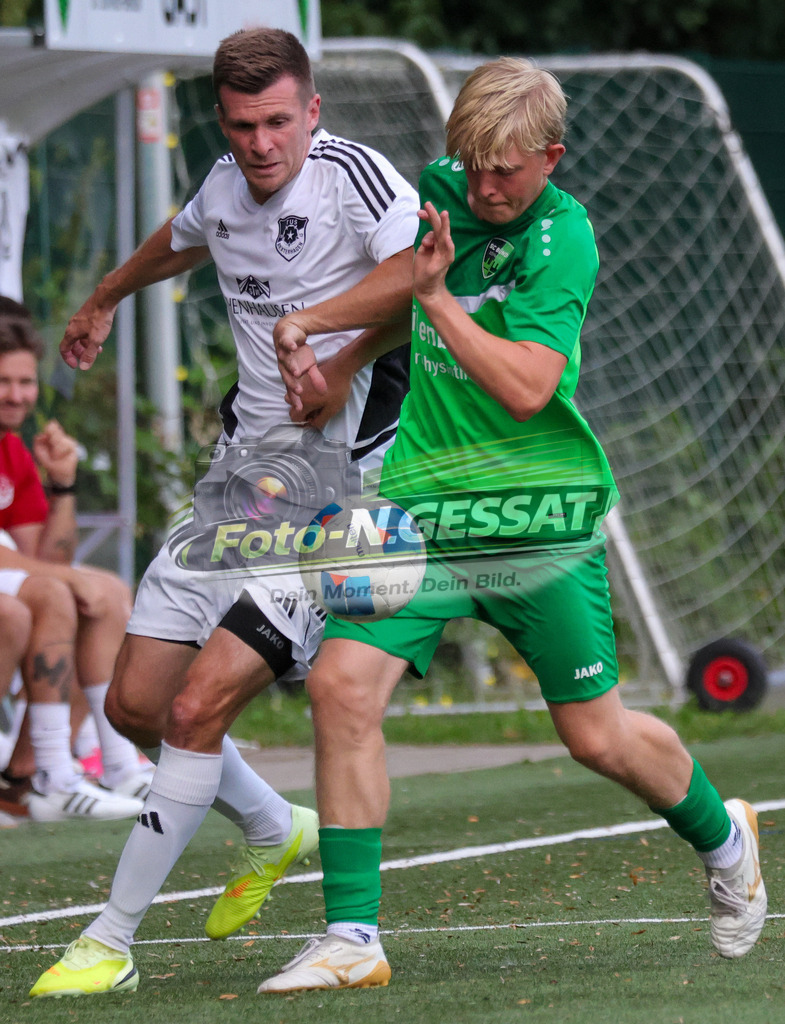 SC Bünde - TuS Bexterhagen | Auf dem Bild zu sehen: grün SC Bünde: ; weiß TuS Bexterhagen:  SC Bünde, TuS Bexterhagen, Saison 26/27, Testspiel, Hunnebrock, Deutschland - Realisiert mit Pictrs.com