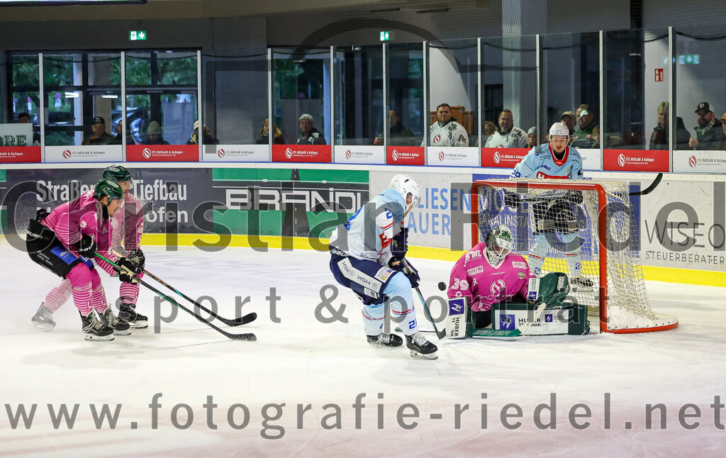 2025-10-05_043_TSV_Erding_gegen_Heilbronner_Falken | Erding, Deutschland, 05.10.2025:Eishockey, Oberliga Süd 2025 / 2026, 6. Spieltag, TSV Erding gegen Heilbronner Falken, Endergebnis: 3:1Louis Trattner (Erding Gladiators, #7), Torwart Leon Meder (Erding Gladiators, #39)Foto: Christian Riedel / fotografie-riedel.net