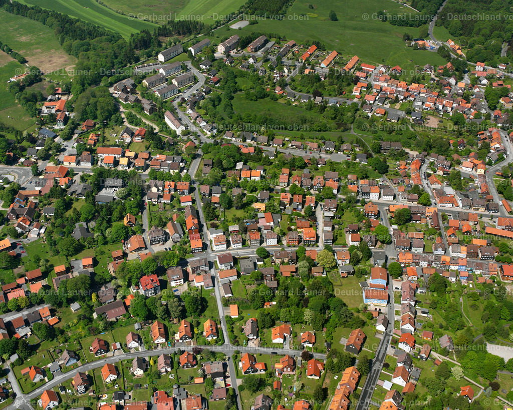 2638527 | CLAUSTHAL-ZELLERFELD 09.06.2006 Ortsansicht der Straßen und Häuser der Wohngebiete in Clausthal-Zellerfeld im Bundesland Niedersachsen, Deutschland // Town View of the streets and houses of the residential areas in Clausthal-Zellerfeld in the state Lower Saxony, Germany Foto: Gerhard Launer