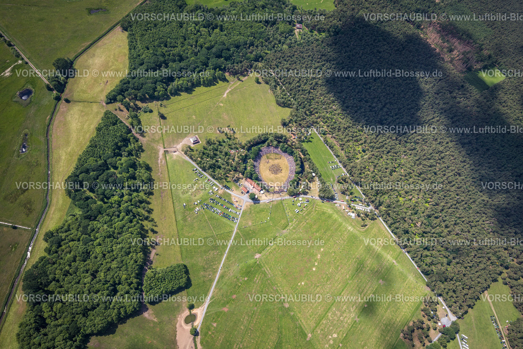 Duelmen220506048MerfelderBruchPferde17mm | Luftbild, Wildpferdefang im Merfelder Bruch bei Dülmen, Arena der Wildpferdebahn, Herzöge von Croÿ Anwesen, Pferdeherde,  Merfeld, Dülmen, Münsterland, Nordrhein-Westfalen, Deutschland