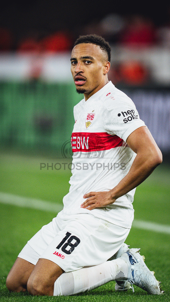 VfB Stuttgart vs. FC Porto, Fussball, Europa League, Achtelfinale, Hinspiel, 12.03.2026 | Jamie Leweling (VfB Stuttgart, #18) auf Knie,VfB Stuttgart vs. FC Porto, Fussball, Europa League, Achtelfinale, Hinspiel, 12.03.2026Foto: photosbyphips/Philip Ziegler
