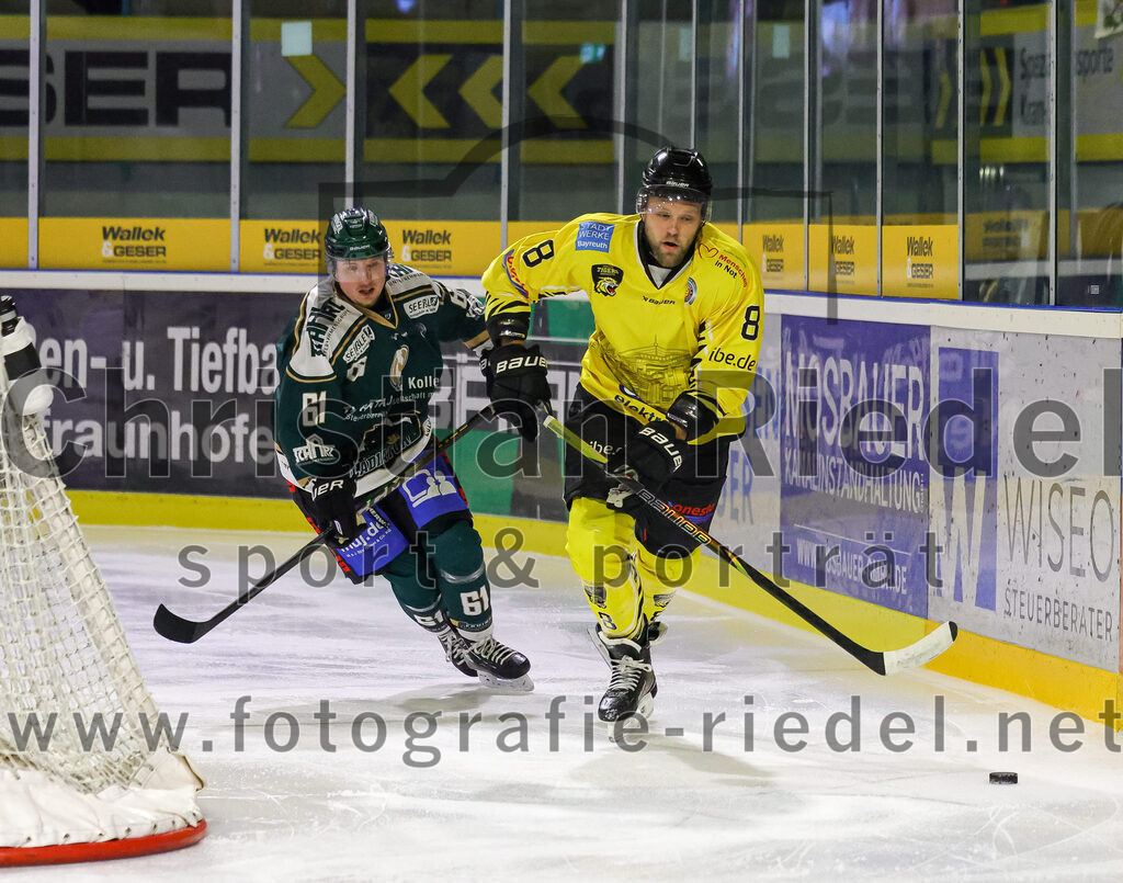 2025-12-28_059_TSV_Erding_gegen_onesto_Tigers_Bayreuth | Erding, Deutschland, 28.12.2025:Eishockey, Oberliga Süd 2025 / 2026, 31. Spieltag, TSV Erding gegen onesto Tigers Bayreuth, Endergebnis: 6:5 n.V.Dennis Miller (Erding Gladiators, #61), Jan Pietsch (onesto Tigers Bayreuth, #8)Foto: Christian Riedel / fotografie-riedel.net