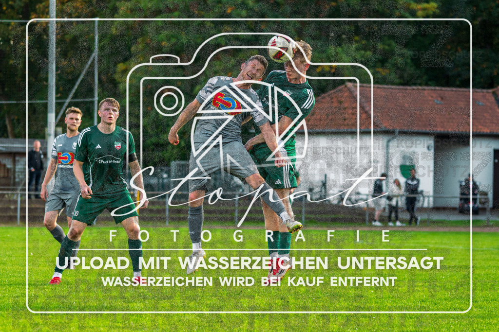 261004-HMKSCT-0011 | v.l. Rene Brandstädter (Heidmark #14), Jonas Von Elling (SC Tewel #5);Kreisliga Herren HK - Heidmark vs. SC Tewel am 04.10.26 in Heidmarkstadion, Bad Fallingbostel - Realisiert mit Pictrs.com