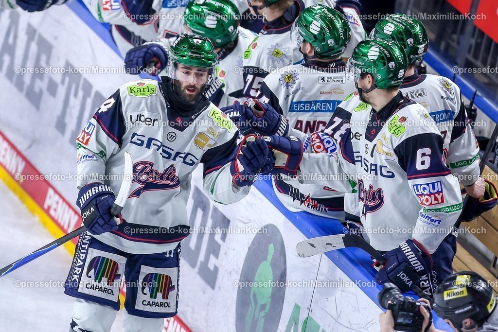 KEC15042601162 | 15.04.2026, Eishockey, DEL Halbfinale Play-Offs, Kölner Haie - Eisbären Berlin, Spiel 4, Lanxess-Arena Köln: Torjubel nach dem Tor zum 3:3 durch Torschütze Liam Kirk (Eisbären Berlin #94) 