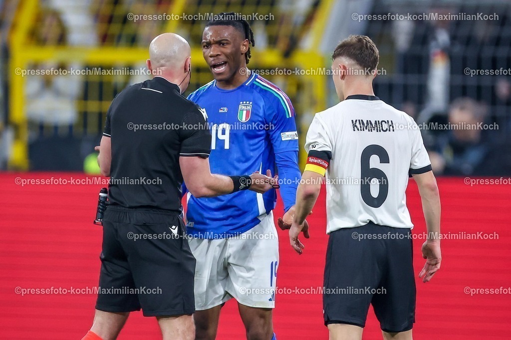DFB23032502178 | 23.03.2025, Fußball, Viertelfinale UEFA Nations League, Deutschland - Italien, Signal Iduna Park, Saison 2024 2025: Iyenoma Destiny Udogie (ITA #19) steht gestikulierend neben dem Schiedsrichter und Joshua Kimmich (GER #06) DFB regulations prohibit any use of photographs as image sequences and or quasi-video.