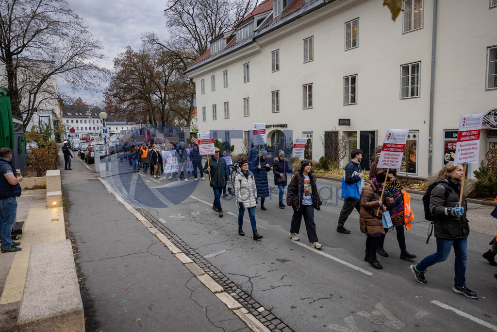 RR5M6193 | 29.NOV.24-Protestmarsch gegen Gewalt-Copyright: Katholische Kirche Kärnten/Denk Dich Neu/Trainproduction/Matthias Trinkl