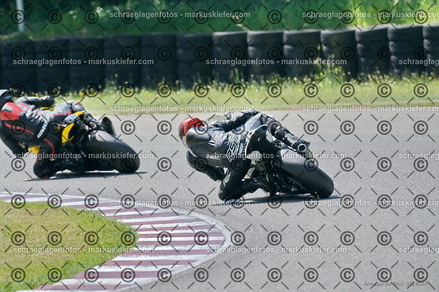 26BT02-1454 | markuskiefer.com - Realisiert mit Pictrs.com