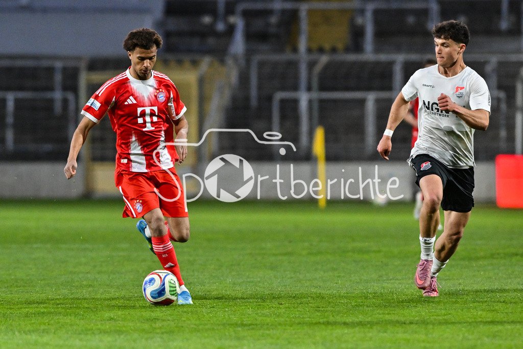 FC Bayern Amateure - TSV Aubstadt | MÜNCHEN, GERMANY - 24. APRIL: im Duell Aadiki CHEMWOR (FC Bayern München II 13) und ein Spieler der Gäste während dem Match zwischen den Amateuren des FC Bayern und dem TSV Aubstadt am 31. Spieltag der Regionalliga Bayern im Grünwalder Stadion
