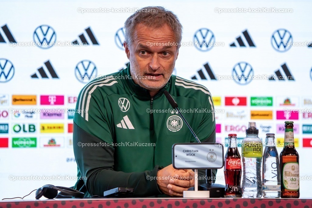 xKKUx23102501001 | 23.10.2025, xkkux, Fußball, Fussball, UEFA Women s Nations League Saison 2025/2026 Pressekonferenz Deutschland vor dem Halbfinal Hinspiel gegen Frankreich, MERKUR SPIEL-ARENA Düsseldorf - Christian Wück (Bundestrainer, Deutschland)