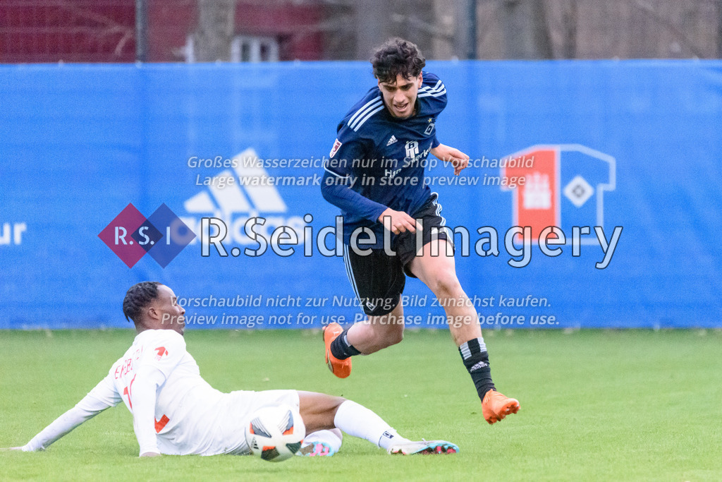 Fußball, Saison 2022/23, Freundschaftsspiel, Hamburger SV II (U21) - Eimsbütteler TV, Trainingsplatz am Volksparkstadion (Hamburg), 28.03.2023 | Omar Abdel Megeed (#24, HSV II) springt über Michael Chukwuemeka Igwe (#12, ETV)