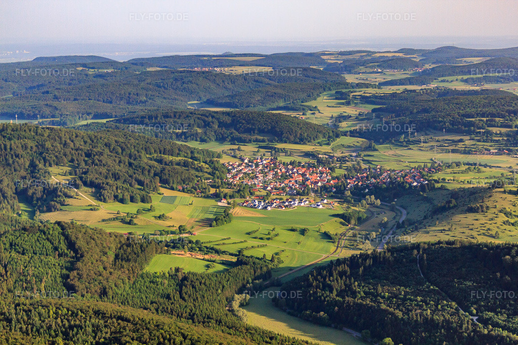 Luftbild: Dorfansicht auf der Alb aus Südosten in Gomadingen im Bundesland Baden-Württemberg in Deutschland. Foto: IMG_67635.jpg vom 09.06.2014 durch Werner Riehm/FLY-FOTO.de