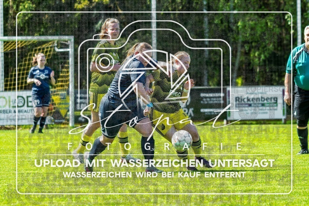 Kreisliga Damen HKCE - SG Fulde vs. Sportfreunde Bispingen | Marlen Sophie Bartels (Sportfreunde Bispingen #77), Luana Ostrowski (SG Fulde #19); Kreisliga Damen HKCE - SG Fulde vs. Sportfreunde Bispingen am 26.04.2026 in Zentralstadion, Fulde - Realisiert mit Pictrs.com