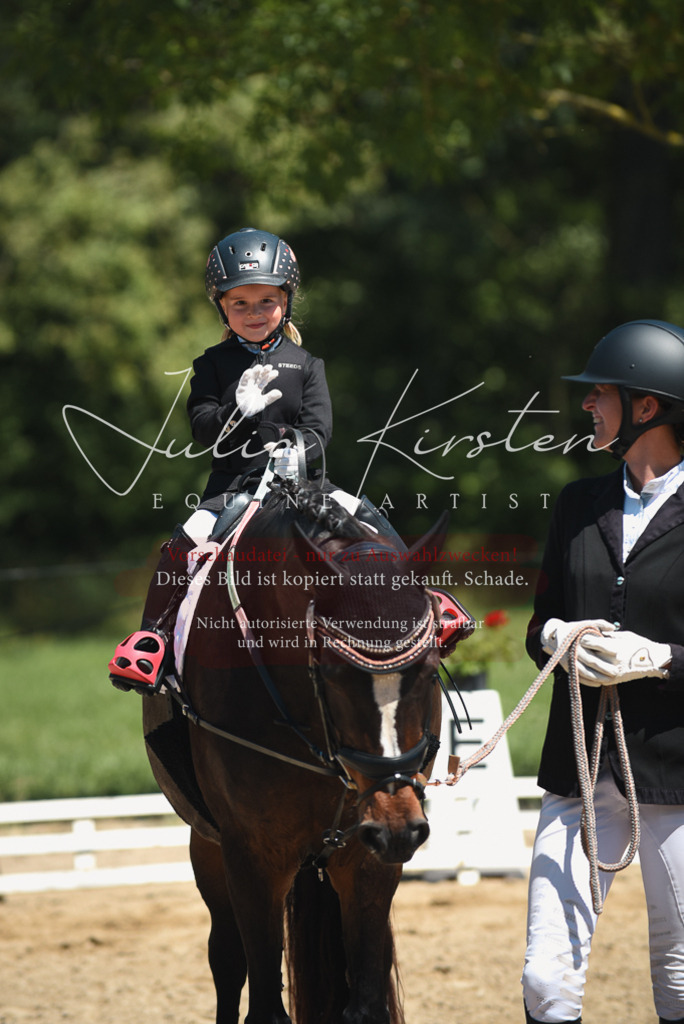 DSC_2092 | Pferde- und Turnierfotografie in Westsachsen. Pferdeportraits, Auftragszeichnungen und intuitive Kunst.