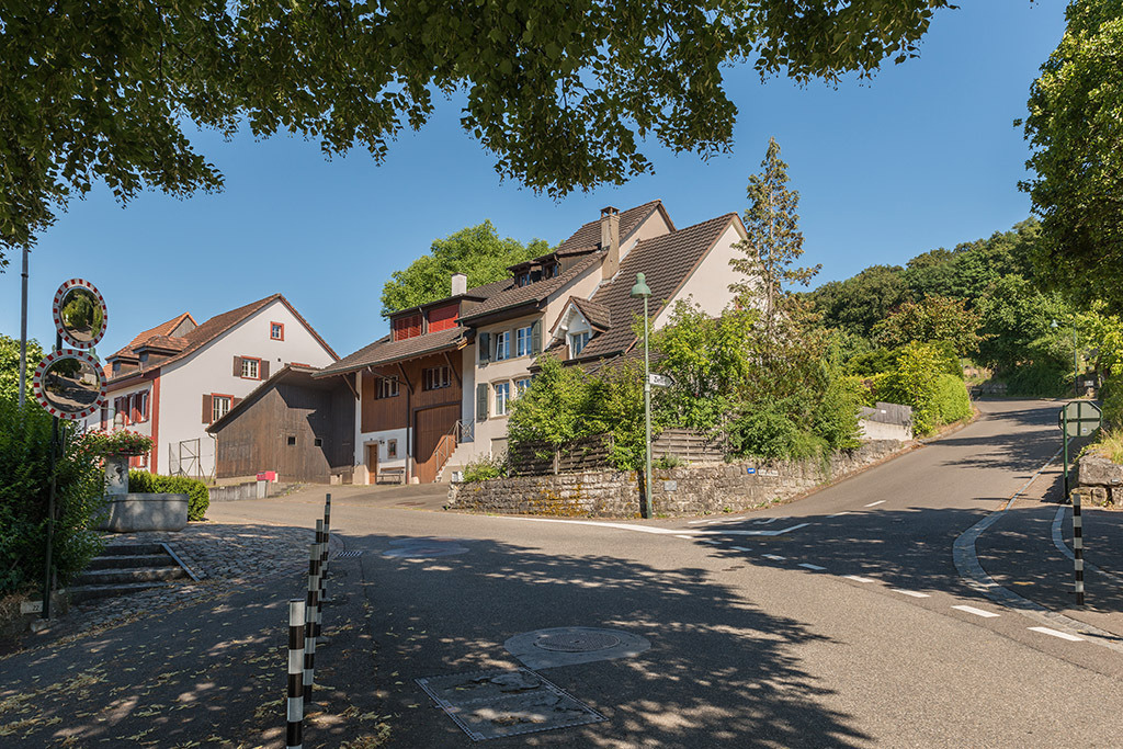 Häuser an der Seltisbergerstrasse | in Lupsingen, Baselland, Schweiz - Realisiert mit Pictrs.com