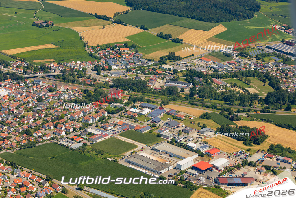 Aktuelles Luftbild von  Aulendorf - Die Luftaufnahme wurde 2022 mittels UL-Flugzeug erstellt ( keine Drohne ) - hochauflösende Kamera-Systeme von  Canon -Beste Qualität - Für grossformatige Ausdrucke geeignet. Die Geschenkidee !