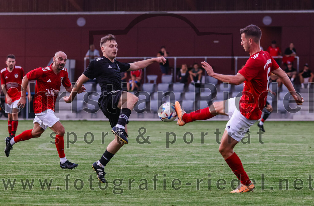 2023-08-25_077_FC_Finsing_gegen_FC_Lengdorf | Finsing, Deutschland, 25.08.2023:
Fußball, Kreisliga 2023 / 2024, 6. Spieltag, FC Finsing gegen FC Lengdorf, Endergebnis: 5:0

Gianfranco Soave (FC Lengdorf, #8), Patrick Forchhammer (FC Finsing, #13), Florian Thieme (FC Lengdorf, #5)

Foto: Christian Riedel / fotografie-riedel.net