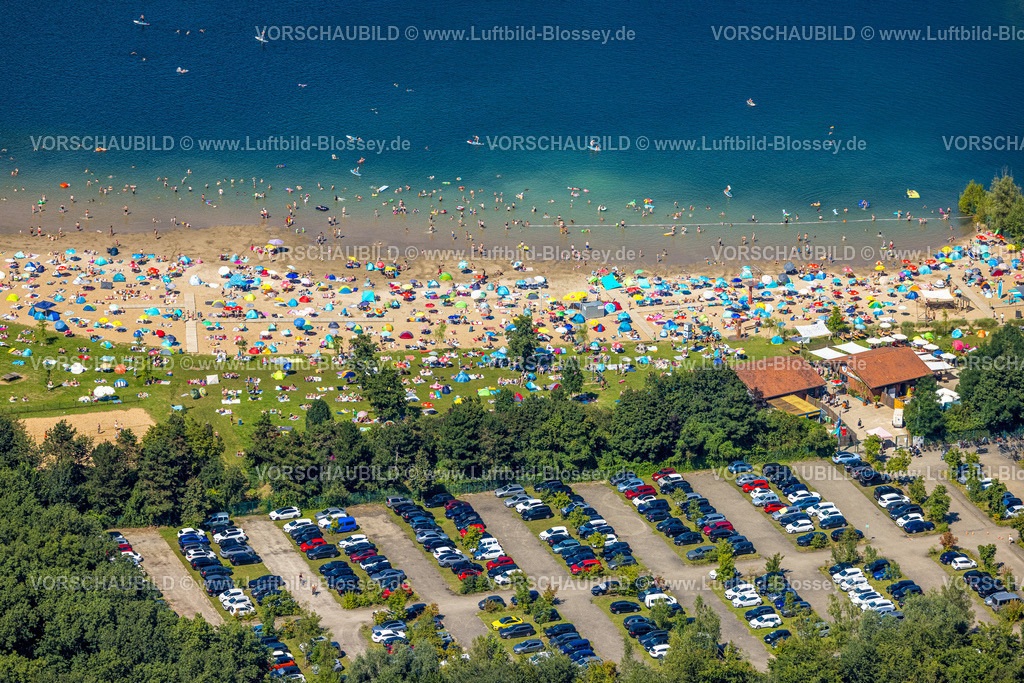 Voerde240802930StrandbadTenderingssee_Freibad | Luftbild, Strandbad Tenderingssee, Freibad am Tender, Sandstrand und Badegäste mit bunten Sonnenschirmen, Kiosk und Parkplätze, Möllen, Voerde, Ruhrgebiet, Nordrhein-Westfalen, Deutschland
