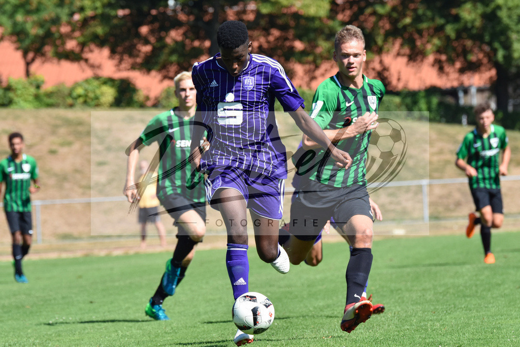 20180804_OSNSCP_0010 | Fußball, A-Junioren: Hakim Traore (VfL Osnabrück) in Aktion, am Ball, Einzelaktion beim Testspiel zwischen VfL Osnabrück vs. SC Preußen Münster am 04.08.2018 im Sportpark Illoshöhe in Osnabrück, Deutschland.(Foto von Nico Paetzel) - Realisiert mit Pictrs.com