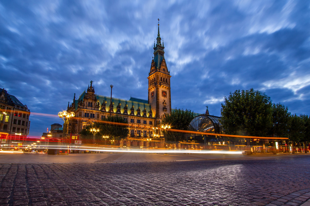 10250807 - Hamburger Rathaus zur blauen Stunde | Blick auf das Hamburger Rathaus bei Nacht.