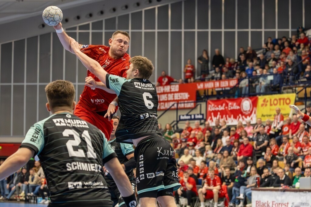 2. HBL (Handball-Bundesliga), Saison 2025/26, 16. Spieltag: Eulen Ludwigshafen gegen HC Oppenweiler/Backnang | 2. HBL (Handball-Bundesliga), Saison 2025/26, 16. Spieltag: Eulen Ludwigshafen gegen HC Oppenweiler/Backnang***Bild: Marc-Robin Eisel (9, Ludwigshafen) wird von Timm Buck (6, Oppenweiler/Backnang) in die Mangel genommen - Realisiert mit Pictrs.com
