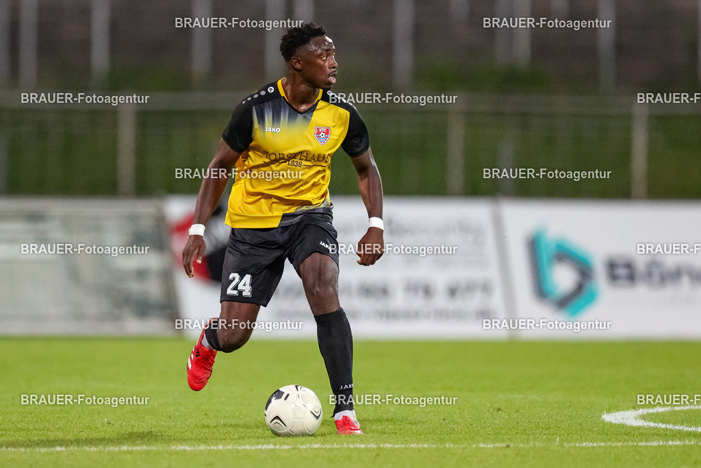 SB_KFCBAU_20250815_5716.JPG -  - KFC Uerdingen - SF Baumberg - Oberliga Niederrhein | Krefeld, Deutschland, 15.08.25: Kingsley Helmut Marcinek (KFC Uerdingen) in Aktion, am Ball, Einzelaktion während des Oberliga Niederrhein Spiels zwischen KFC Uerdingen - SF Baumberg in der Grotenburg Stadion am 15. August 2025 in Krefeld, Deutschland. (Foto von Stefan Brauer/Brauer-Fotoagentur)