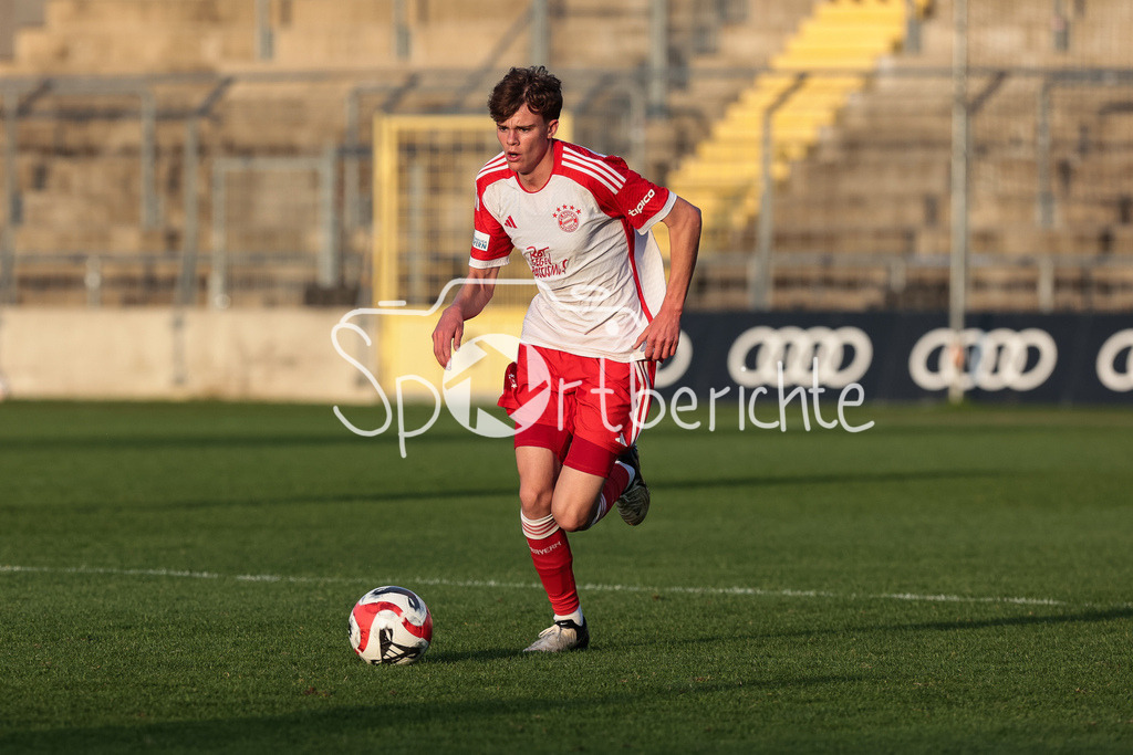 FC Bayern Amateure - TSV Aubstadt | am ball Jonathan JENSEN (FCB #49) / Freisteller / Einzelfoto