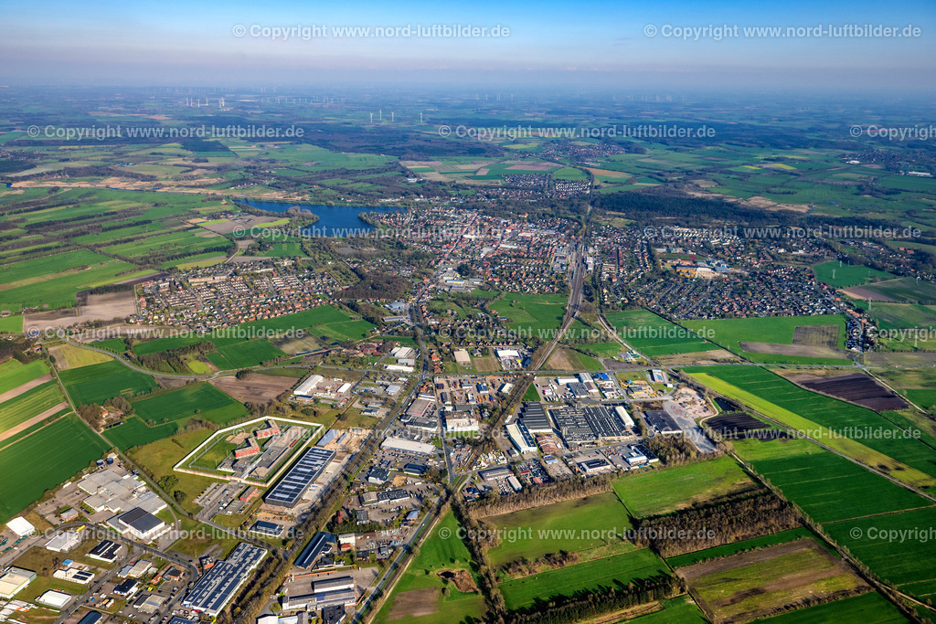 Bremervörde_ELS_9752170423 | BREMERVöRDE 17.04.2023 Stadtgebiet mit Außenbezirken und Innenstadtbereich in Bremervörde im Bundesland Niedersachsen, Deutschland. // City area with outside districts and inner city area in Bremervoerde in the state Lower Saxony, Germany. Foto: Martin Elsen