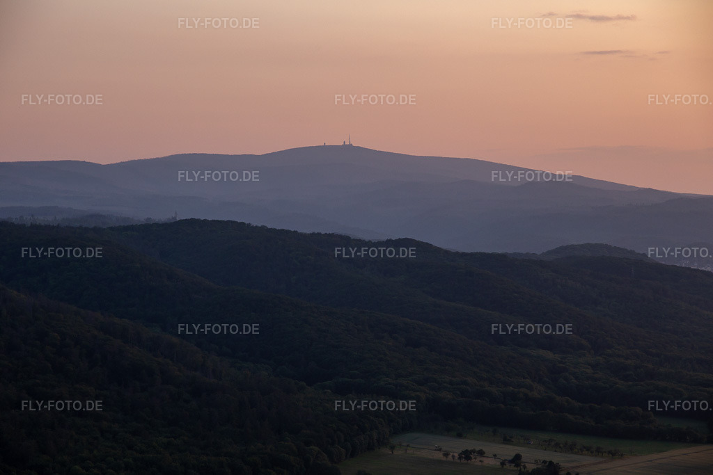 Luftbild: Brocken im Abendlicht im Ortsteil Schierke in Wernigerode im Bundesland Sachsen-Anhalt in Deutschland. Foto: IMG_136601.jpg vom 17.06.2023 durch Werner Riehm/FLY-FOTO.de