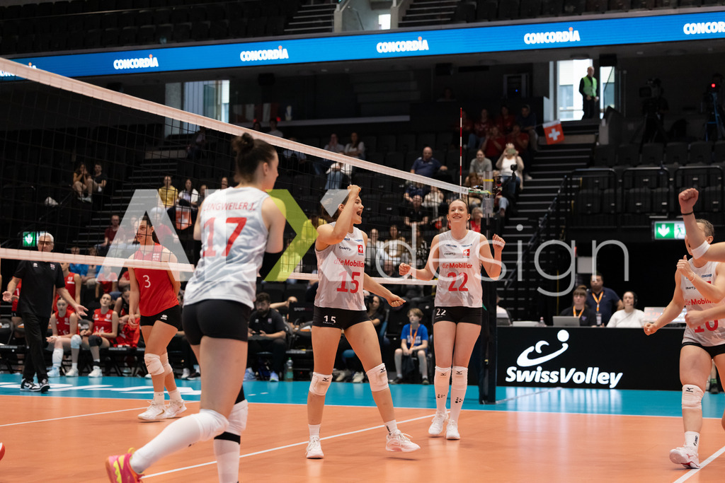 Georgia v Switzerland - CEV European League Women | KRIENS, SWITZERLAND - JUNE 12: ALIX DE MICHELI of Switzerland, FIONA MAEDER of Switzerland, JULIE LENGWEILER of Switzerland and ORIANE HÄMMERLI of Switzerland celebrating during the CEV European League match between Georgia and Switzerland at Pilatus Arena on June 12, 2026 in Kriens, Switzerland. - Realisiert mit Pictrs.com