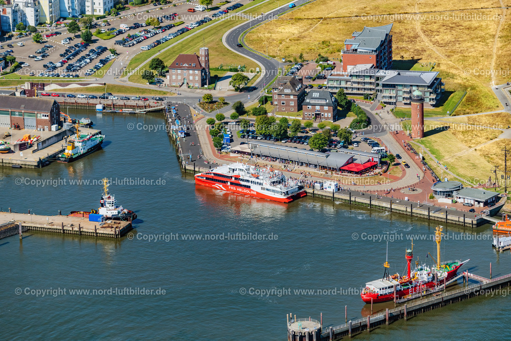 Cuxhaven_Halunder_Jet_ELS_7696130822 | CUXHAVEN 13.08.2022 Fahrt eines Fähr- Schiffes " Katamaran Halunder Jet der FRS Reederei" in Cuxhaven Hafen Alte Liebe im Bundesland Niedersachsen, Deutschland. // Travel of a ferry ship "Katamaran Halunder Jet der FRS Reederei" in Cuxhaven habour in the state Lower Saxony, Germany. Foto: Martin Elsen