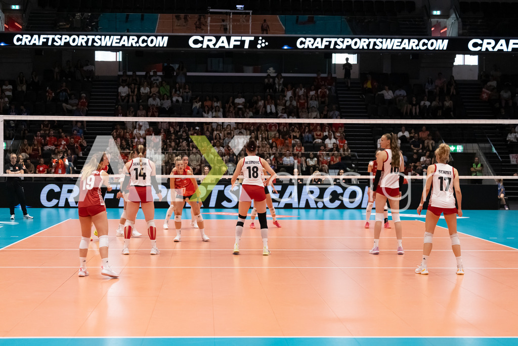 Austria v Switzerland - CEV European League Women | KRIENS, SWITZERLAND - JUNE 14: Both teams before a serve during the CEV European League match between Austria and Switzerland at Pilatus Arena on June 14, 2026 in Kriens, Switzerland. - Realisiert mit Pictrs.com