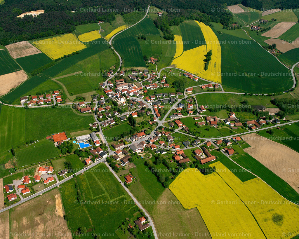 2517172 | AMSHAM 01.08.2005 Ortsansicht am Rande von landwirtschaftlichen Feldern und Nutzflächen  in Amsham im Bundesland Bayern, Deutschland // Village view on the edge of agricultural fields and land  in Amsham in the state Bavaria, Germany Foto: Gerhard Launer