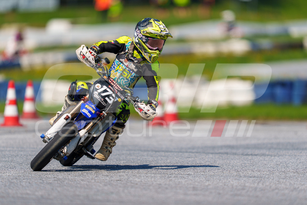G-Cup + Supermoto Staatsmeisterschaft + Hungarian Supermoto Championship | GRIPcapture steht für authentische Sportfotografie in Österreich – für Momente, die mehr sind als Geschwindigkeit oder Ergebnis. Es geht um Emotion, Spannung, Fokus und den Augenblick, der oft nur einen Wimpernschlag dauert.Ob Motorsport, Teamsport oder 