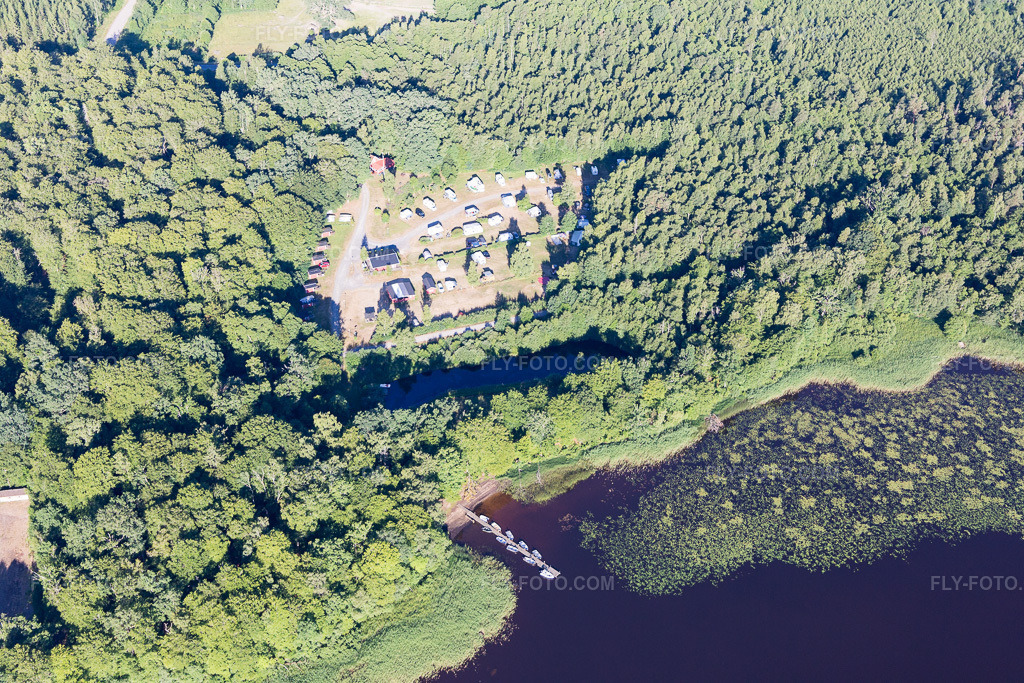 Aerial view: View of the town in Torne in the state Kronoberg, Sweden. – Photo: IMG_108163.jpg taken on 06/28/2018 by Werner Riehm/FLY-FOTO.com – Resolution of the original: 5472 x 3648 px