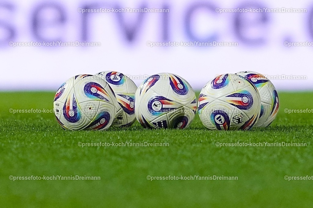 xYDR31102501082 | 31.10.2025, xydrx, Fußball, 3.Liga, FC Viktoria Köln - FC Ingolstadt 04, Saison 2025 2026, Sportpark Höhenberg: Spielbälle, feature, symbolbild,  DFB regulations prohibit any use of photographs as image sequences and or quasi-video.