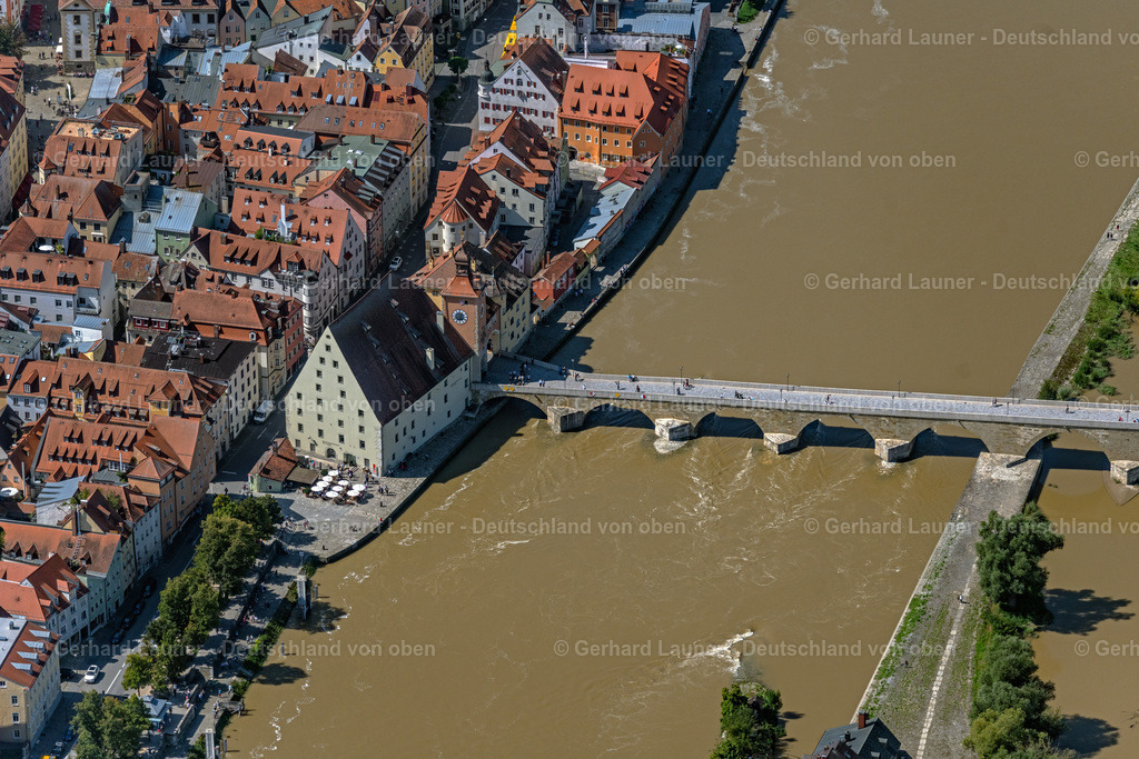 4050794 | REGENSBURG 02.09.2021 Fluß - Brückenbauwerk " Steinerne Brücke " über die Ufer der Donau in der Innenstadt in Regensburg im Bundesland Bayern, Deutschland. // River - bridge construction " Steinerne Bruecke " on danube river in the district Innenstadt in Regensburg in the state Bavaria, Germany. Foto: Gerhard Launer