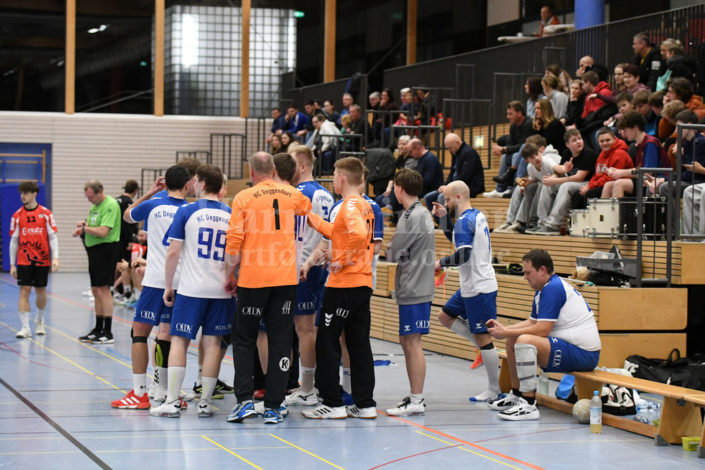 HC Deggendorf :  VfL Waldkraiburg   | Die erste Auszeit im Spiel brachte die Wende für den HCD. - Realisiert mit Pictrs.com