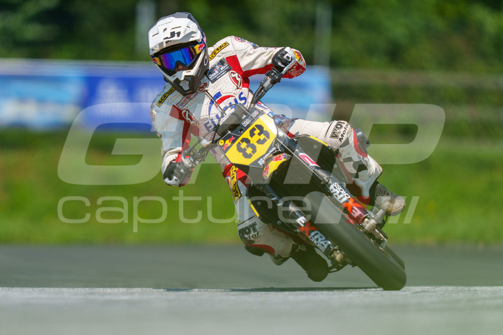 G-Cup + Supermoto Staatsmeisterschaft + Hungarian Supermoto Championship | GRIPcapture steht für authentische Sportfotografie in Österreich – für Momente, die mehr sind als Geschwindigkeit oder Ergebnis. Es geht um Emotion, Spannung, Fokus und den Augenblick, der oft nur einen Wimpernschlag dauert.Ob Motorsport, Teamsport oder 