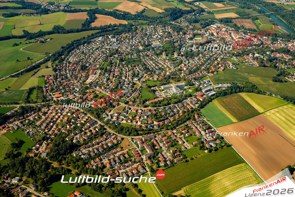 Das Luftbild zeigt :  Landau an der Isar - Die Luftaufnahme wurde 2023 vom UL-Flugzeug aus erstellt ( keine Drohne ) - Hochauflösende Luftaufnahme - Für grossformatige Ausdrucke geeignet. Die Geschenkidee !Mit Lizenz und Bildrechte bestellbar